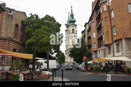 Budapest. Hongrie - 15 07 2015 : Rue de Buda avec église, belle architecture Banque D'Images