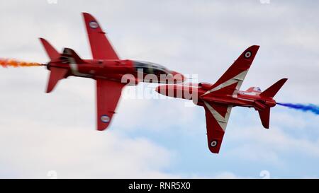 Royal Air Force aerobatic team afficher les flèches rouges l'exécution d'une vitesse élevée de la liaison à la bataille d'Angleterre de 2018 à l'IWM Duxford Airshow Banque D'Images