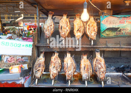 PATTAYA, THAÏLANDE - 21 février, 2016 : la rue du marché à Pattaya. Il y a peu de marchés de rue à Pattaya qui sont populaires auprès des touristes et des habitants Banque D'Images