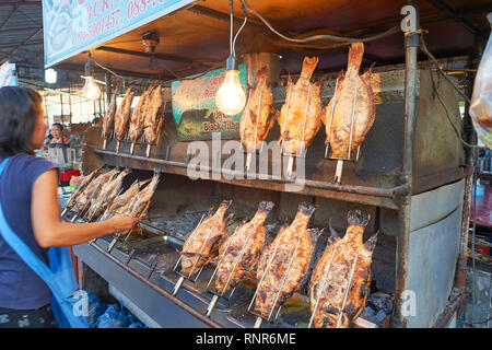 PATTAYA, THAÏLANDE - 21 février, 2016 : la rue du marché à Pattaya. Il y a peu de marchés de rue à Pattaya qui sont populaires auprès des touristes et des habitants Banque D'Images