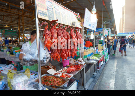 PATTAYA, THAÏLANDE - 21 février, 2016 : la rue du marché à Pattaya. Il y a peu de marchés de rue à Pattaya qui sont populaires auprès des touristes et des habitants Banque D'Images