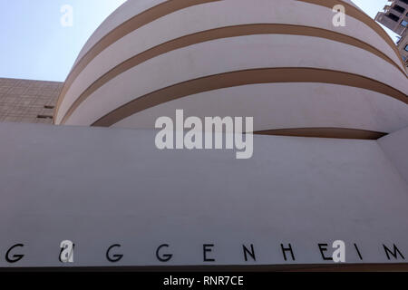 De l'extérieur le Musée Solomon R. Guggenheim, Frank Lloyd Wright, New York City, USA Banque D'Images