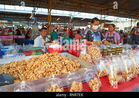 PATTAYA, THAÏLANDE - 21 février, 2016 : la rue du marché à Pattaya. Il y a peu de marchés de rue à Pattaya qui sont populaires auprès des touristes et des habitants Banque D'Images