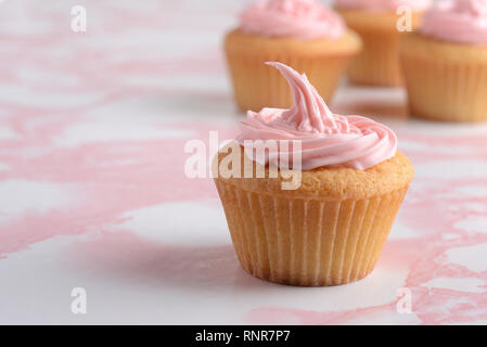 Cupcake cerise rose avec gros plan Banque D'Images