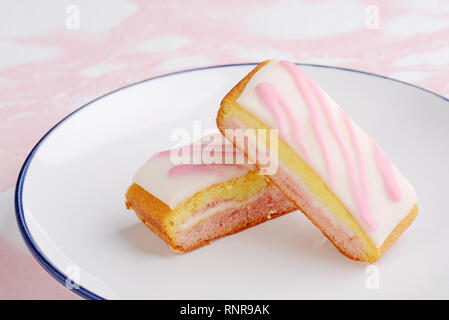 Libre de deux tranches de gâteau ange anglais Banque D'Images