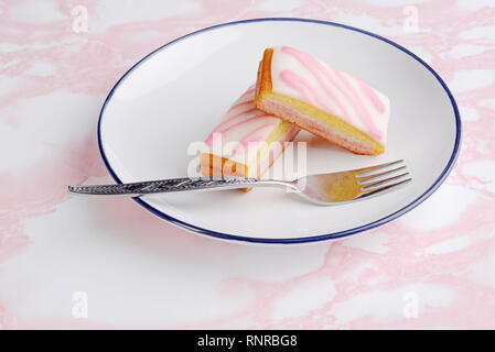 Angel anglais tranches de gâteau avec une fourchette sur une assiette Banque D'Images