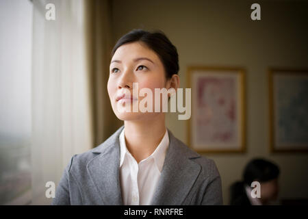 Mid-adult business woman dans un bureau. Banque D'Images