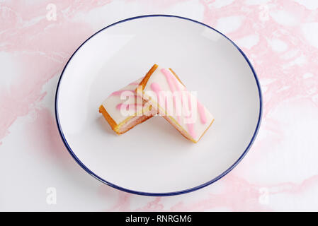 Vue de dessus deux tranches de gâteau ange anglais Banque D'Images