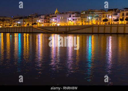 Crépuscule sur la calle Betis et quartier de Triana et le Guadalquivir, au centre-ville de Séville, une célèbre destination touristique pour un weekend détente. Banque D'Images