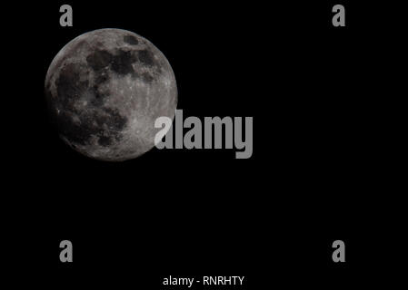 Pleine lune lune capturés au cours de la neige en février 2019 en close up. Planète céleste avec de grands cratères visibles Banque D'Images