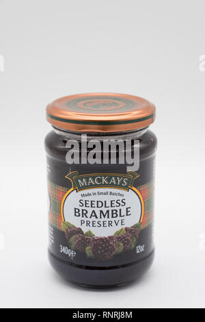 Largs, Ecosse, Royaume-Uni - 19 Février, 2019 Marque : Mackeys bramble préserver en pot et le couvercle de verre recyclable. Le recyclage et l'information nutritionnelle sur la th Banque D'Images