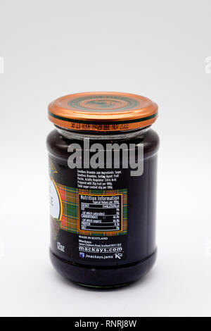 Largs, Ecosse, Royaume-Uni - 19 Février, 2019 Marque : Mackeys bramble préserver en pot et le couvercle de verre recyclable. Le recyclage et l'information nutritionnelle sur la th Banque D'Images