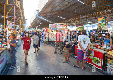 PATTAYA, THAÏLANDE - 21 février, 2016 : la rue du marché à Pattaya. Il y a peu de marchés de rue à Pattaya qui sont populaires auprès des touristes et des habitants Banque D'Images