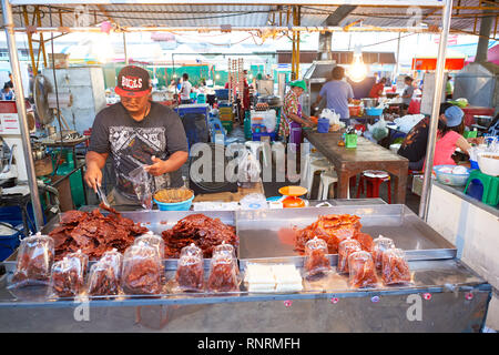 PATTAYA, THAÏLANDE - 21 février, 2016 : la rue du marché à Pattaya. Il y a peu de marchés de rue à Pattaya qui sont populaires auprès des touristes et des habitants Banque D'Images