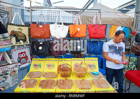 PATTAYA, THAÏLANDE - 21 février, 2016 : la rue du marché à Pattaya. Il y a peu de marchés de rue à Pattaya qui sont populaires auprès des touristes et des habitants Banque D'Images