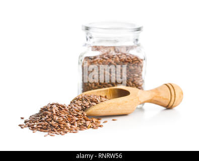 Graines de lin, graines de lin ou de linseeds écope isolé sur fond blanc. Banque D'Images