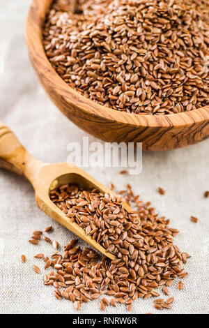 Graines de lin, graines de lin ou de linseeds écope en bois. Banque D'Images
