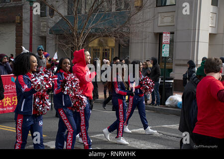 Washington Wizards Cheerleaders et acteurs dans le Nouvel An chinois 2019 Défilé Banque D'Images