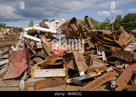 Tas de poutres rouillées assortis et des poutres faites de métal ferreux en chantier de recyclage de ferraille Banque D'Images