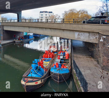 La petite Venise de Londres Calor Gas les bouteilles de propane ou de conteneurs chargés sur deux péniches Banque D'Images