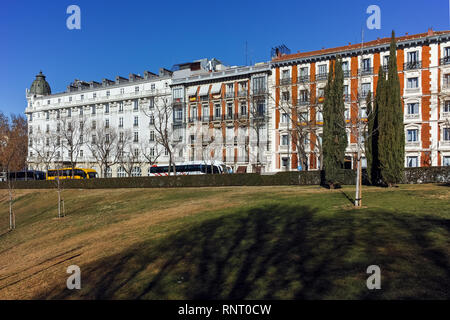 MADRID, ESPAGNE - 22 janvier 2018 : bâtiment typique et rue de ville de Madrid, Espagne Banque D'Images