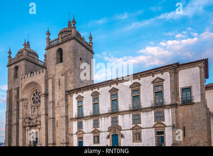 Cathédrale de Porto, la deuxième plus grande ville du Portugal. Situé le long de l'estuaire de la rivière Douro, dans le Nord du Portugal. Son centre historique est un W de l'UNESCO Banque D'Images