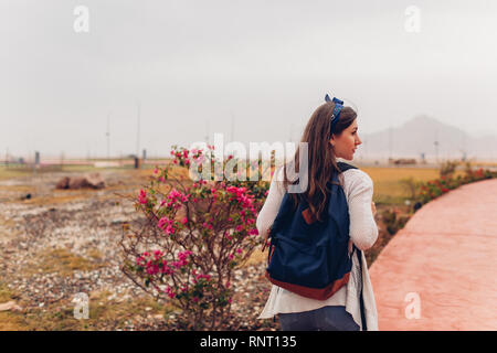 Jeune femme voyageur qui visite touristique à l'Egypte. Fille qui marche sur l'excursion. Concept de voyage Banque D'Images