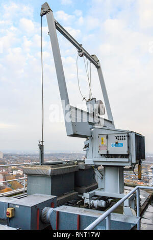 Treuil mécanique et station pour l'entretien extérieur du bâtiment et le nettoyage des vitres sur le toit d'une tour Banque D'Images