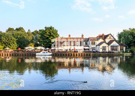 Les poissons et les anguilles public house par la rivière Lea, Dobb's Weir, Hertfordshire, Royaume-Uni Banque D'Images