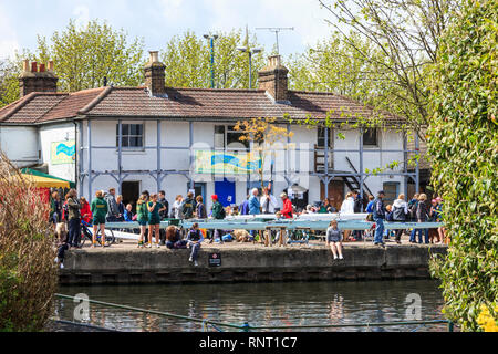 Un événement sportif à Lea Rowing Club sur la rivière Lea, Upper Clapton, London, UK Banque D'Images