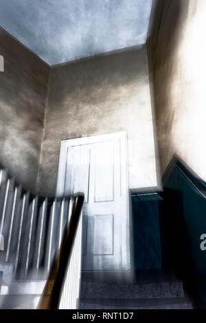 Une image stylisée et de l'atmosphère sur la porte de la moitié de l'atterrissage d'un escalier spooky dans une maison victorienne Banque D'Images