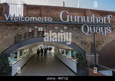 Bienvenue à GUNWHARF QUAYS signe et tunnel d'entrée Southsea, Portsmouth, Hampshire, Royaume-Uni Banque D'Images