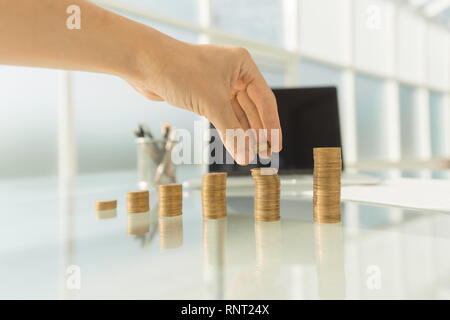 Close up. woman stacking des piles de jetons sur la table. Banque D'Images