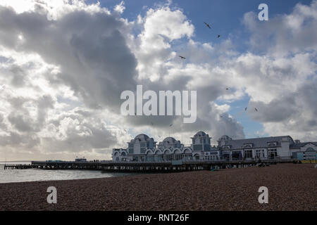 Des nuages sur South parade pier avec mouettes swarming Southsea, Portsmouth, Hampshire, Royaume-Uni Banque D'Images