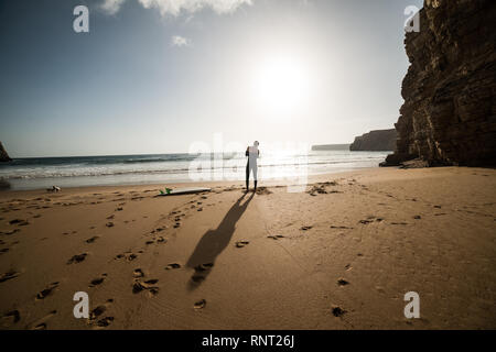 Surfists sur la côte, Algarve, Portugal, Février 2019 Banque D'Images