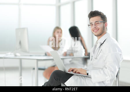 Médecin travaille sur un ordinateur portable dans la chambre d'hôpital Banque D'Images