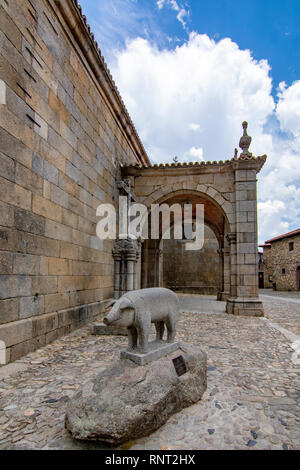 Alberca, Salamanque, Espagne ; Juin 2017 : Saint Martin du cochon. Un cochon dans une pierre de granit de la place du village, à l'ancienne maison en pierre dans le backgroun Banque D'Images