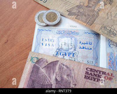 Close-up de droit de passeport international avec visa Egypte et de papier-monnaie avec d'anciens symboles Banque D'Images