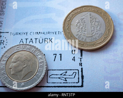 Monnaie turque quelques pièces d'argent cri sur l'arrivée de l'aéroport international de timbres d'un passeport étranger. Portrait d'Ataturk et l'inscription visible. macro clo Banque D'Images