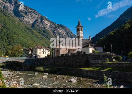 Décor de Bignasco au Tessin, Suisse à côté de la rivière Maggia Banque D'Images