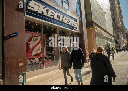 Les piétons passent devant un magasin Skechers à New York le samedi 9 février 2019. Skechers a récemment publié le bénéfice du quatrième trimestre qui a battu les attentes des analystes. (Â© Richard B. Levine) Banque D'Images