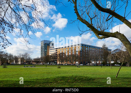 Shoreditch Park, Hoxton, London N1, avec l'immeuble de studios Gainsborough Banque D'Images