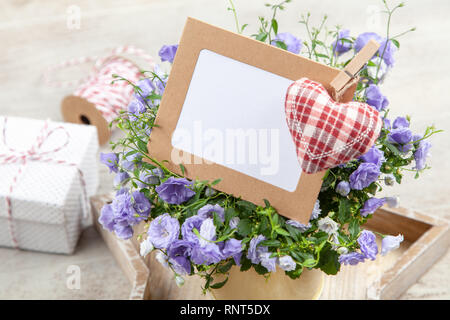 Campanula fleurs dans un pot d'or. Banque D'Images