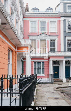 De couleur pastel maisons victoriennes mitoyennes à Londres, au Royaume-Uni. Banque D'Images