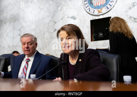 La sénatrice Dianne Feinstein, le démocrate de Californie, prend son siège avant d'un comité judiciaire du Sénat sur la colline du Capitole à Washington, DC Le 16 janvier 2019. Banque D'Images