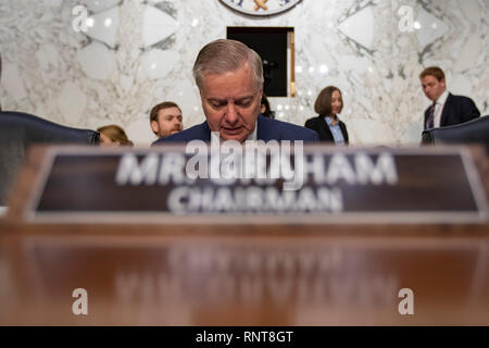 Le sénateur républicain Lindsey Graham, de Caroline du Sud, prend son siège avant d'un comité judiciaire du Sénat sur la colline du Capitole à Washington, DC Le 16 janvier 2019. Banque D'Images