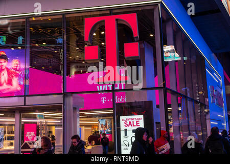 Un T-Mobile mobile phone store à Times Square à New York, vu le Mardi, Février 13, 2019. (© Richard B. Levine) Banque D'Images