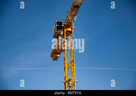 Grue jaune en face d'un ciel bleu sur un site de construction Banque D'Images