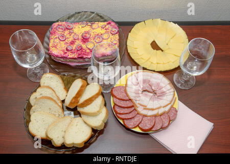 Vue rapprochée de collations froides et des boissons qui sont sur la table préparée pour party de bureau. Banque D'Images