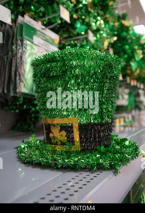 St Patricks Day articles à vendre dans un magasin d'un mois avant la célébration populaire. Banque D'Images